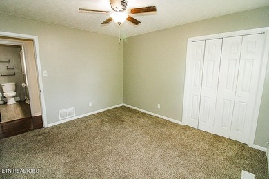 4BR 3 Full baths. 2 full kitchens! Perfect for large family or - photo 14