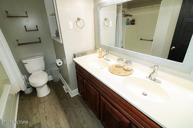 4BR 3 Full baths. 2 full kitchens! Perfect for large family or - photo 15