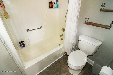 4BR 3 Full baths. 2 full kitchens! Perfect for large family or - photo 16
