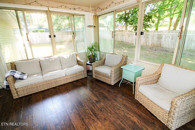 4BR 3 Full baths. 2 full kitchens! Perfect for large family or - photo 17