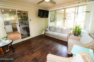 4BR 3 Full baths. 2 full kitchens! Perfect for large family or - photo 18