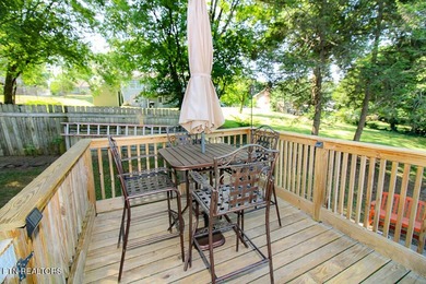 4BR 3 Full baths. 2 full kitchens! Perfect for large family or - photo 19
