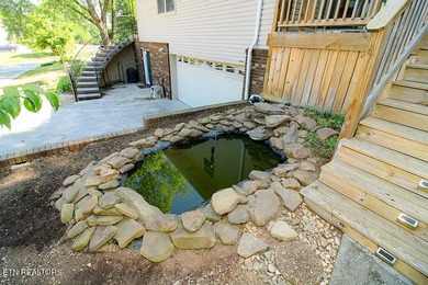 4BR 3 Full baths. 2 full kitchens! Perfect for large family or - photo 20