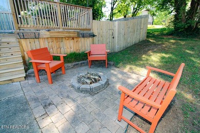 4BR 3 Full baths. 2 full kitchens! Perfect for large family or - photo 21