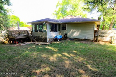 4BR 3 Full baths. 2 full kitchens! Perfect for large family or - photo 22