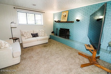 4BR 3 Full baths. 2 full kitchens! Perfect for large family or - photo 24
