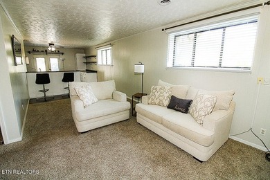 4BR 3 Full baths. 2 full kitchens! Perfect for large family or - photo 25