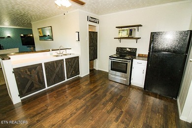 4BR 3 Full baths. 2 full kitchens! Perfect for large family or - photo 27