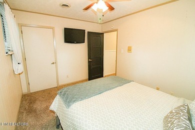 4BR 3 Full baths. 2 full kitchens! Perfect for large family or - photo 29