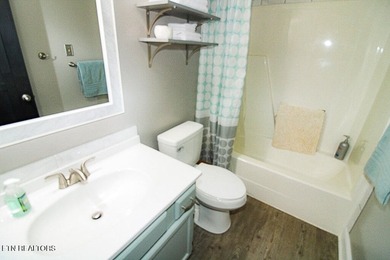 4BR 3 Full baths. 2 full kitchens! Perfect for large family or - photo 30