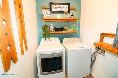4BR 3 Full baths. 2 full kitchens! Perfect for large family or - photo 31