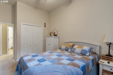 Custom built single level home with vaulted ceilings, gas - photo 33