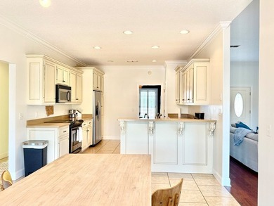 Welcome to your private lakefront retreat in Baymeadows Estates! - photo 10