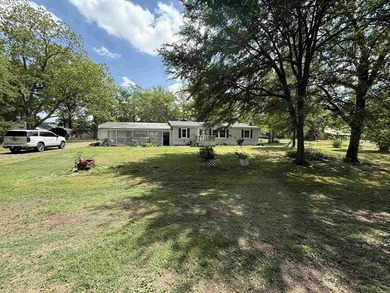 This country home, situated on nearly half an acre, has it all - photo 2