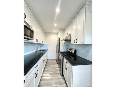 NO INTERVIEW / Garden-Style/ MOVE IN CONDITION, 1 Bedroom Coop - photo 5