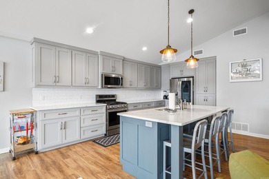 Easy Lake Living! This newly remodeled 2600 Sq. Ft. 3 Bedroom 3 - photo 17