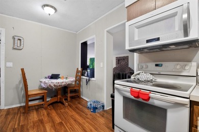 Welcome home to this spacious 3-bedroom, 2-bath single-family - photo 9
