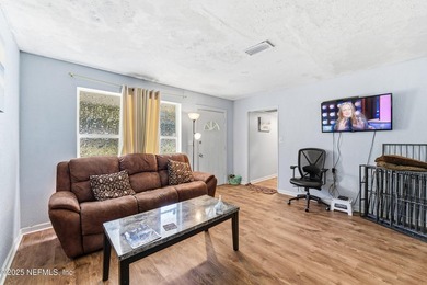 Perfect Starter Home or Investment Opportunity! This 3-bedroom - photo 3