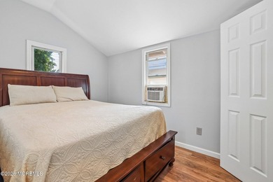 Welcome home to this adorable updated 2-bedroom bungalow/cottage - photo 8