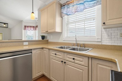 Don't miss this beautifully maintained top-floor end-unit condo - photo 10