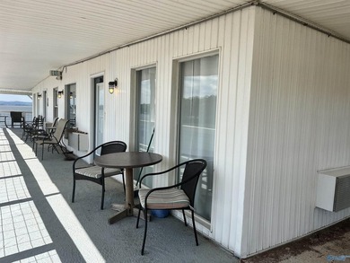 Experience Lake Life on the unique Alabama Belle! This 3rd floor - photo 8
