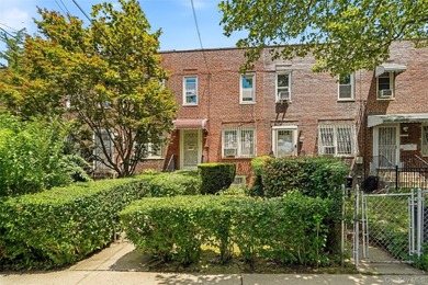 Welcome Home! Come to this beautiful tree-lined neighborhood - photo 3