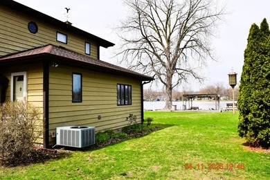 Update river front property. Just blocks from Pistakee Lake and - photo 2