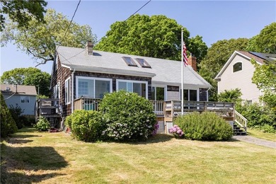 Nestled on desirable Harbour Island, this charming shingle-style - photo 4