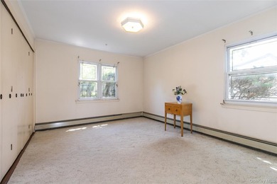 Prime Location - Great Neck Village - This wonderful property - photo 14