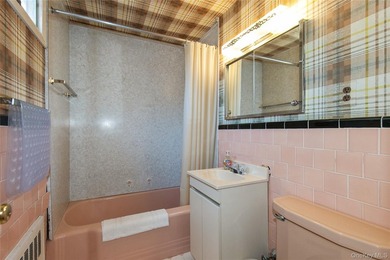 Prime Location - Great Neck Village - This wonderful property - photo 15