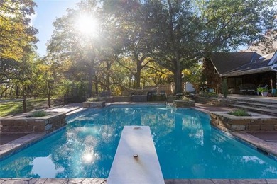 Must see - Spacious 5 bedroom, 6 bath situated on almost an acre - photo 8