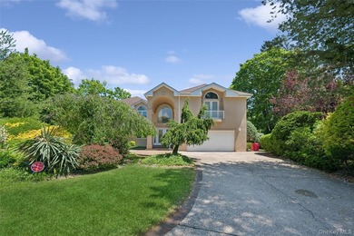 Welcome to this exceptional Hewlett residence, where timeless - photo 1