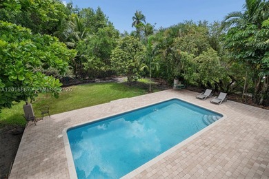 BEAUTIFUL LARGE SIX BEDROOM POOL HOME WITH PRIVACY FROM THE - photo 2