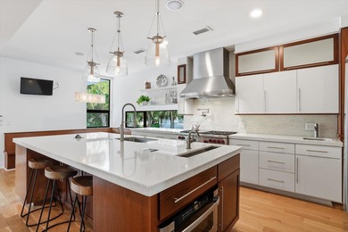 Nestled just steps from the Atlantic Ocean, this exceptional - photo 3