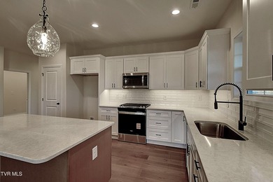 Beautiful family-friendly 4 bedroom, 3 bath home featuring two - photo 12