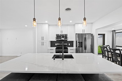 Beautifully updated 2BR/2BA corner home with a brand-new roof - photo 4