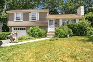 Opportunity knocks! Quintessential split home set in an ideal - photo 1
