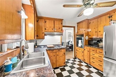 Opportunity knocks! Quintessential split home set in an ideal - photo 8