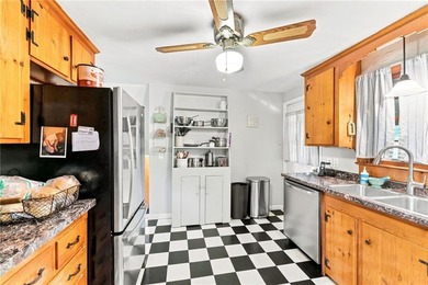 Opportunity knocks! Quintessential split home set in an ideal - photo 9