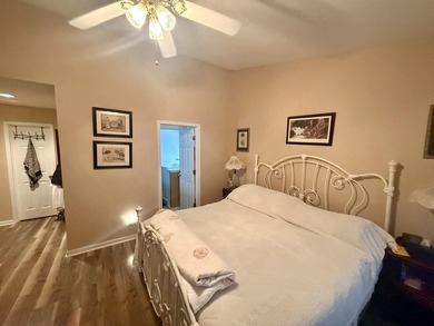 Welcome to this beautifully maintained home in the Arrowhead - photo 6