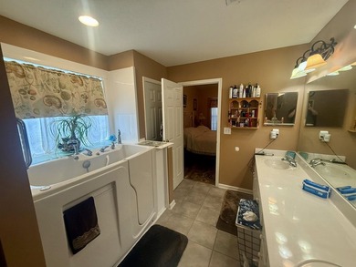 Welcome to this beautifully maintained home in the Arrowhead - photo 9