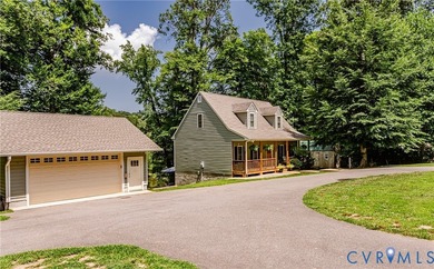 This beautiful lakefront home on over an acre features an open - photo 4