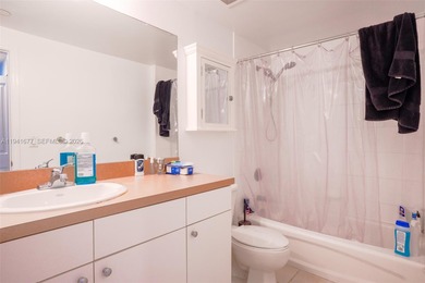 Spacious 2 bed / 2 bath unit in the heart of Brickell at Vue