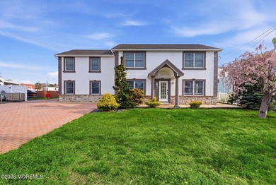 Waterfront living meets smart investing in this beautifully - photo 1