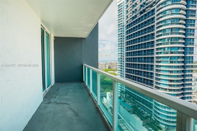 Spacious 2 bed / 2 bath unit in the heart of Brickell at Vue