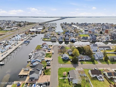 Waterfront living meets smart investing in this beautifully - photo 2