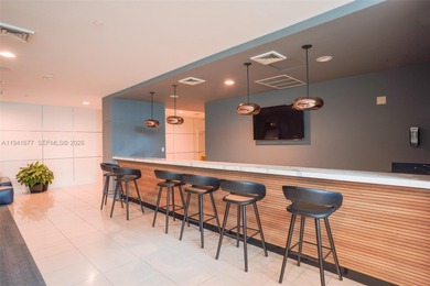 Spacious 2 bed / 2 bath unit in the heart of Brickell at Vue