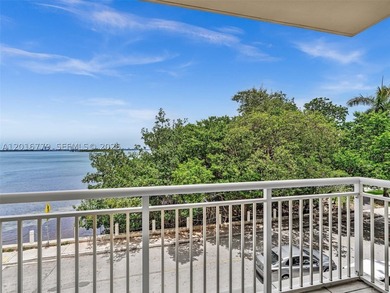 Beautifully renovated residence with breathtaking direct bay - photo 3