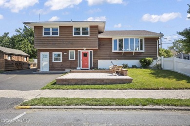 Beach living is affordable in this lovingly cared for 4 bed/2 - photo 1