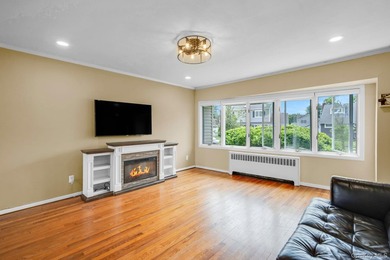 Welcome to this spacious 4-bedroom, 2-bathroom home located in - photo 5